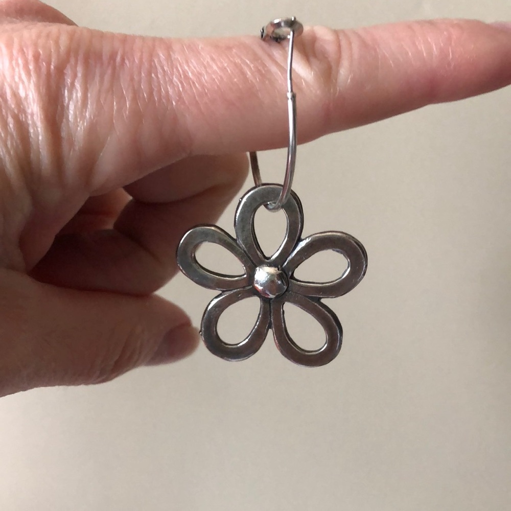 Cute flower earrings silver - Picture 2 of 3